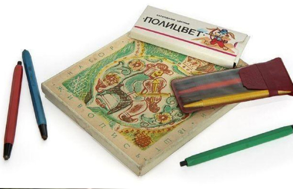 Найкращі олівці для макіяжу продавалися у художньому відділі. Лучшие карандаши для макияжа продавались в художественном отделе.