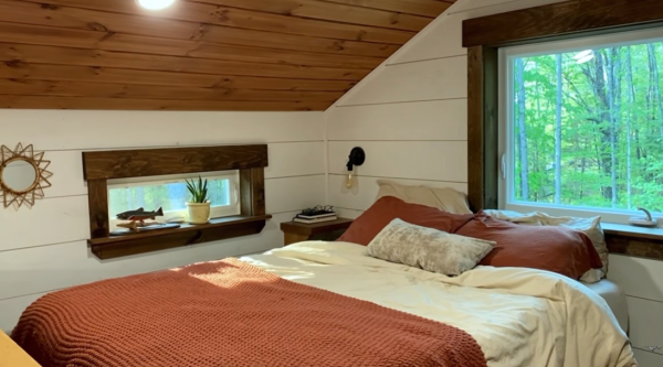 Лофтовая спальня получилась светлой и уютной.