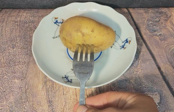 Картопля приготується набагато швидше. Картофель приготовится намного быстрее.