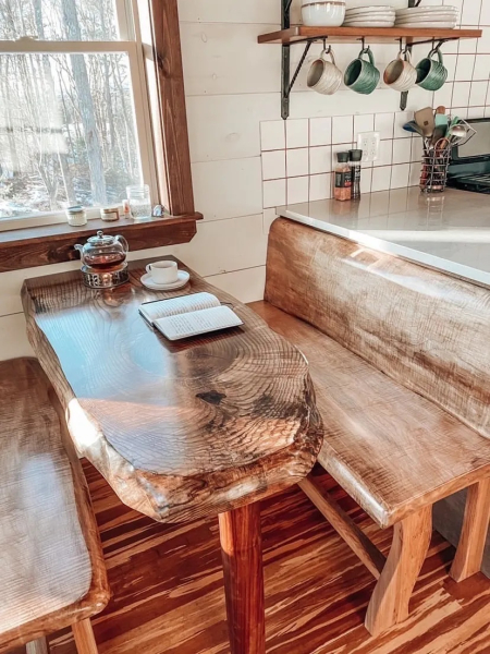 Колоритная обеденная группа придает интерьеру аутентичности.