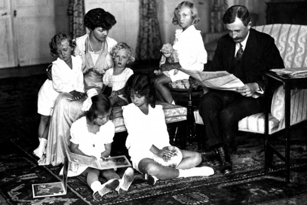 Останній імператор Австрії Карл І та імператриця Цита з дітьми. Последний император Австрии Карл І и императрица Цита с детьми.