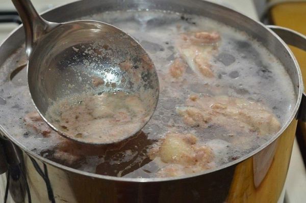 Коли бульйон сильно кипить, з'являється багато піни Когда бульон сильно кипит, появляется много пены