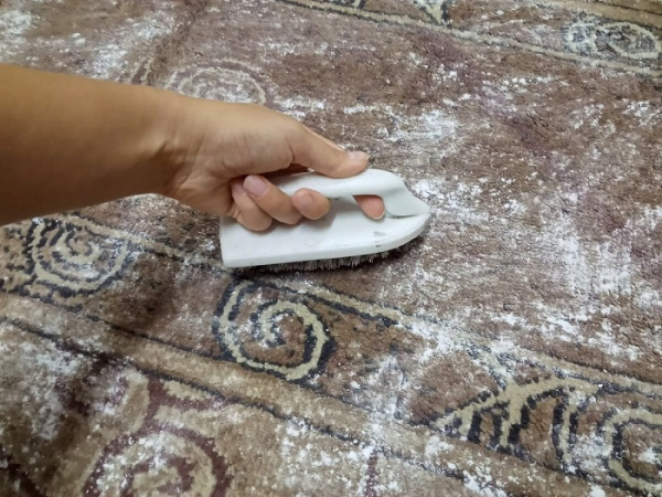 Посипте килим содою і пройдіться щіткою Посыпьте ковер содой и пройдитесь щеткой