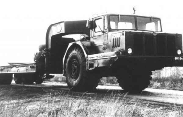 Тягач для спеціальних завдань. Тягач для особых задач.