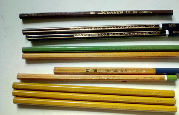 Канцелярський олівець із водою малював витончені стрілки. Канцелярский карандаш с водой рисовал изящные стрелки...