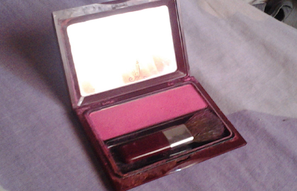 Якщо до рум'яна додати гліцерин, то можна підкреслити переваги обличчя. Если в румяна добавить глицерин, то можно подчеркнуть достоинства лица.