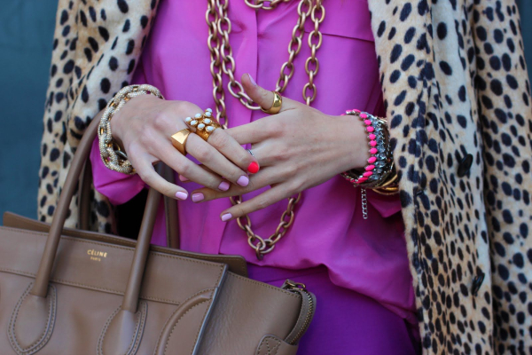 Не забывайте про акцентные детали в виде украшений и аксессуаров.