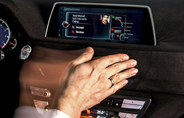 Жестами користуватися незручно Жестами пользоваться неудобно