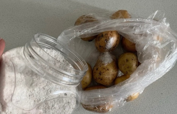 Швидко чистимо молоду картоплю. Быстро чистим молодой картофель.