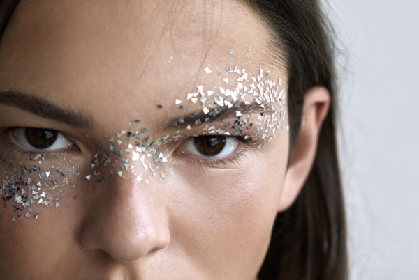 Идеи макияжа со стразами битое стекло.
