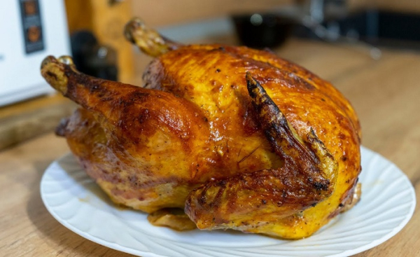 Курка з апетитною золотистою скоринкою Курица с аппетитной золотистой корочкой