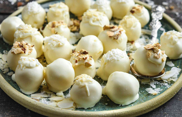 Білий шоколад можна приготувати вдома. Белый шоколад можно приготовить дома.