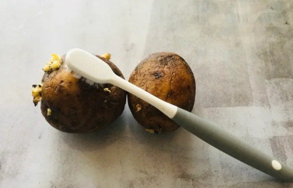 Зубна щітка допоможе почистити картоплю. Зубная щетка поможет почистить картофель.