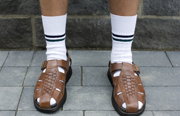 Сандалії зі шкарпетками досі викликає суперечки з боку стилістів! Сандалии с носками по сей день вызывает споры со стороны стилистов!