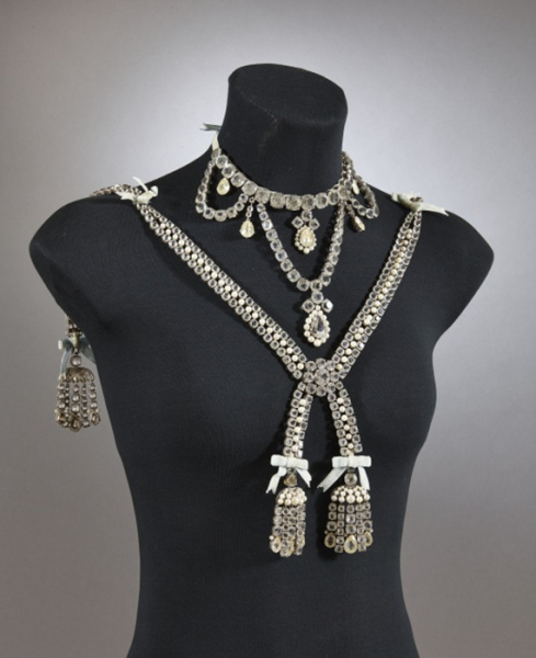 Одна прикраса, а скільки проблем. Одно украшение, а сколько проблем.