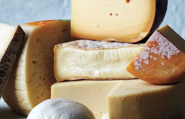 Для приготовления сыра нужны специальные бактерии и грибки.