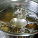 Секрет розкритий: Що додати в каструлю з бульйоном, щоб він…