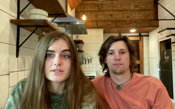 Творческая пара Брук и Соломон в крошечном доме, построенном своими руками. 