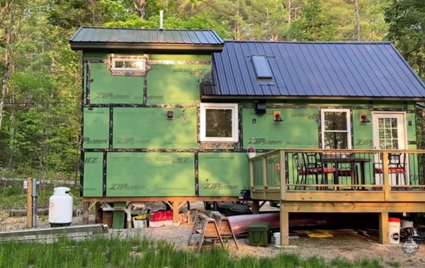 Пара предпочла внешнее утепление стен и потолка.