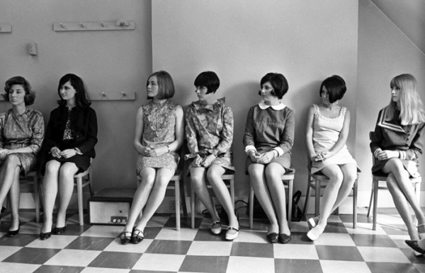 Міні-спідниці справили справжній переворот у радянській моді! Мини-юбки произвеи настоящий переворот в советской моде!