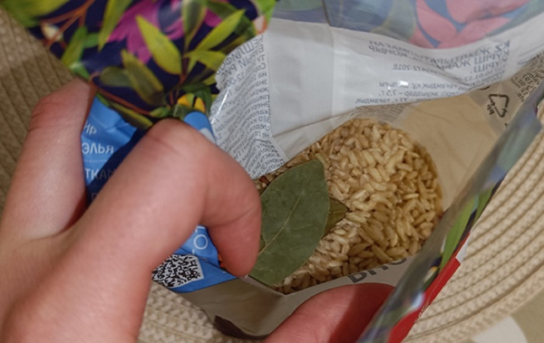 Покладіть у пачку з крупою лавровий лист Положите в пачку с крупой лавровый лист