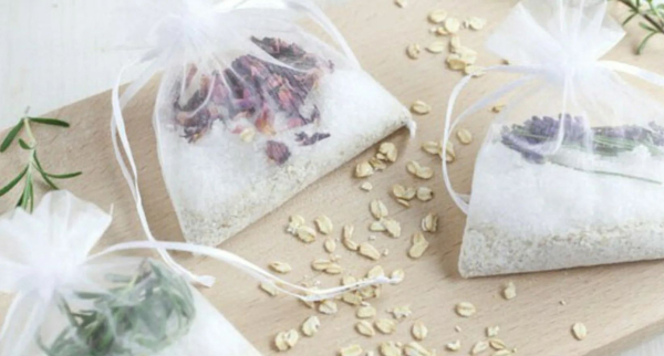 Также можно использовать мешочки с ароматными травами и солью.