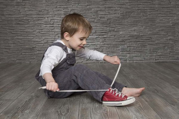 В три года ребёнок хочет делать сам всё больше и больше, но родители ему пока ещё многое запрещают.