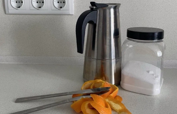 Начищаємо прилади до блиску. Начищаем приборы до блеска.