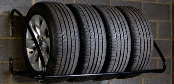 Место для хранения зимних шин должно быть сухим и без доступа прямых солнечных лучей