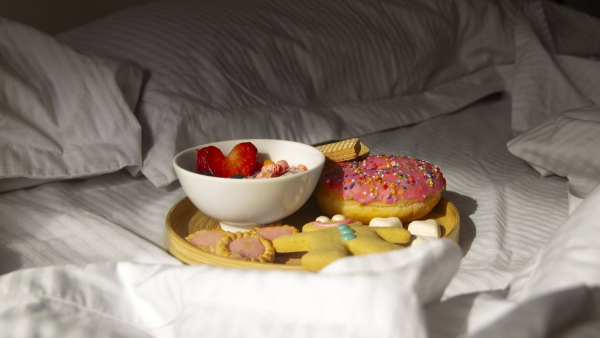 Не злоупотребляйте сладким перед сном.