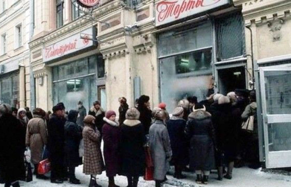 Торт выпускали быольшими партиями, но его все равно не хватало на всех покупателей!