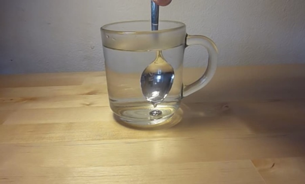 Однажды создали ложку, которую невозможно было использовать с любыми горячими блюдами.