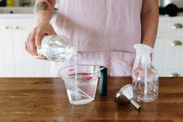 Смешайте уксус с водой