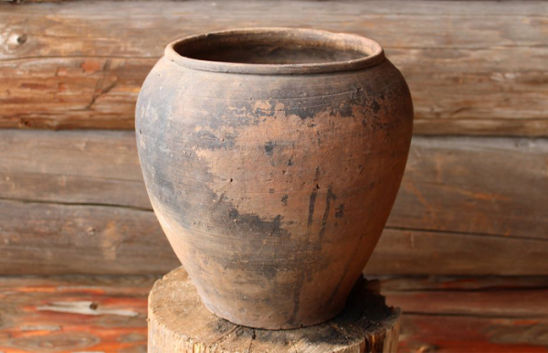 У корчазі добре зберігалися молочні продукти. В корчаге хорошо хранились молочные продукты.