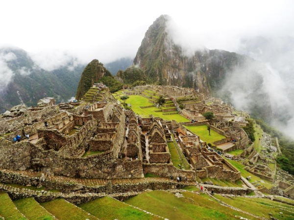 Над містом інків літати можуть лише хмари та птахи – літакам не можна. Над городом инков летать могут только облака и птицы - самолётам нельзя.