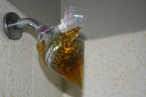 Надягніть на лійку пакет з оцтом Наденьте на лейку пакет с уксусом