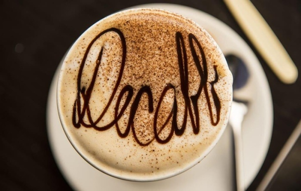 Кава без кофеїну насправді не зовсім без кофеїну. Кофе без кофеина на самом деле не совсем без кофеина.