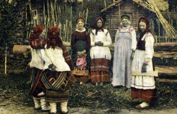 Велику кількість спідниць носили до 19 століття. Большое количество юбок носили вплоть до 19 века.