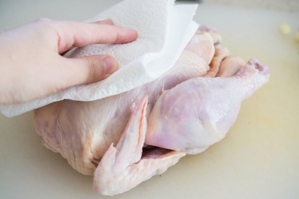 Обсушіть курку рушником Обсушите курицу полотенцем