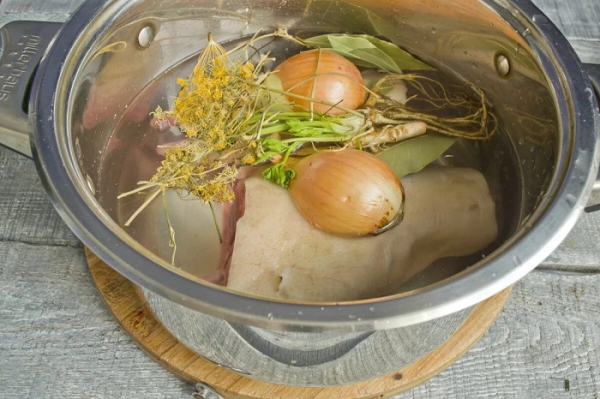 Кладіть у бульйон неочищену цибулю Кладите в бульон неочищенный лук