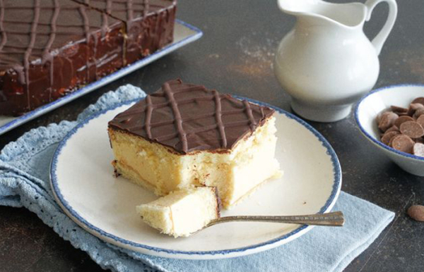 Торт имел нежную воздушную начинку.