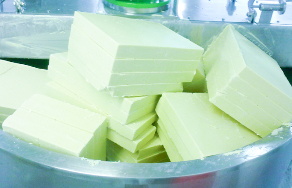 Білий шоколад відноситься до окремої категорії шоколаду. Белый шоколад относится к отдельной категории шоколада.