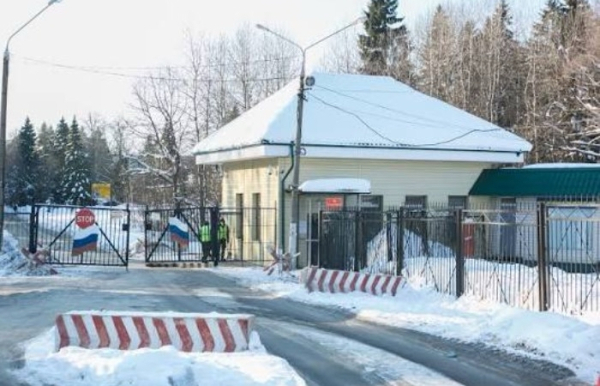 За парканом життя було краще і ситніше. За забором жизнь была лучше и сытнее.