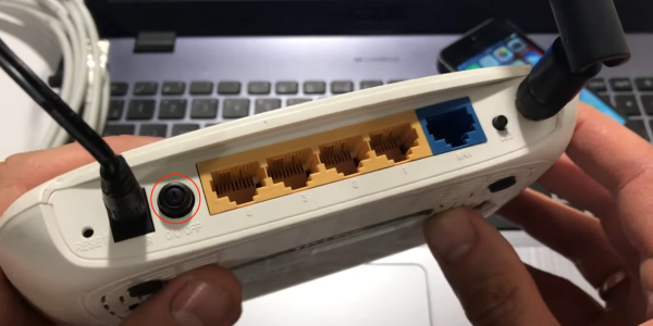 Как перезагрузить роутер: через отключение питания