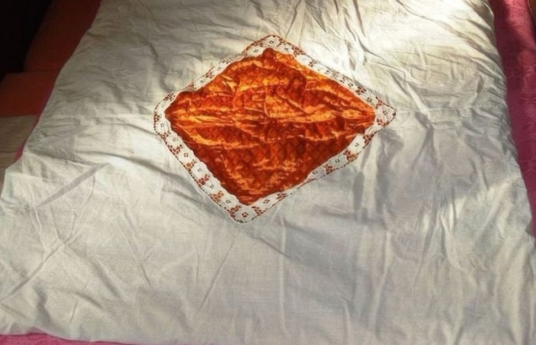 Отвір заощаджував тканину. Отверстие экономило ткань.