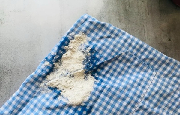 Рисове борошно врятує ваше вбрання. Рисовая мука спасет ваш наряд.