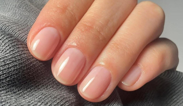 Напівпрозорий бежевий у холодних тонах ідеально виглядає на нігтях. Полупрозрачный бежевый в холодных тонах идеально смотрится на ногтях.