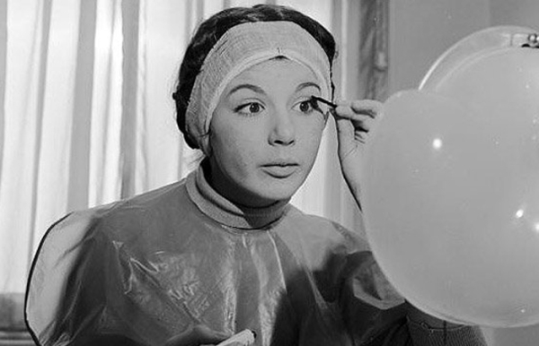 Про лайфхаків із канцелярськими олівцями знали всі радянські дівчата. О лайфхаках с канцелярскими карандашами знали все советские девушки.