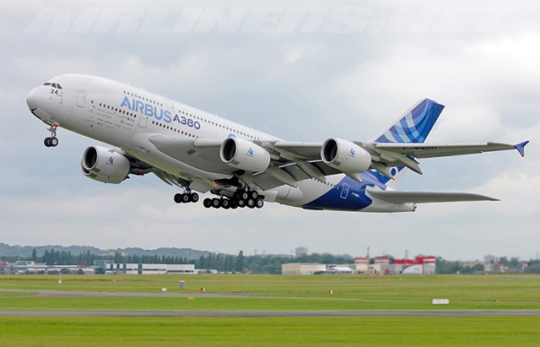 Літак вийшов просто величезний Самолёт получился просто огромный