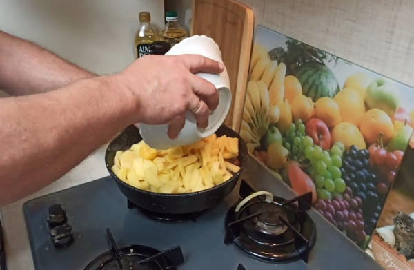 Покладіть у сковороду лід, а потім картопля Положите в сковороду лед, а затем картофель